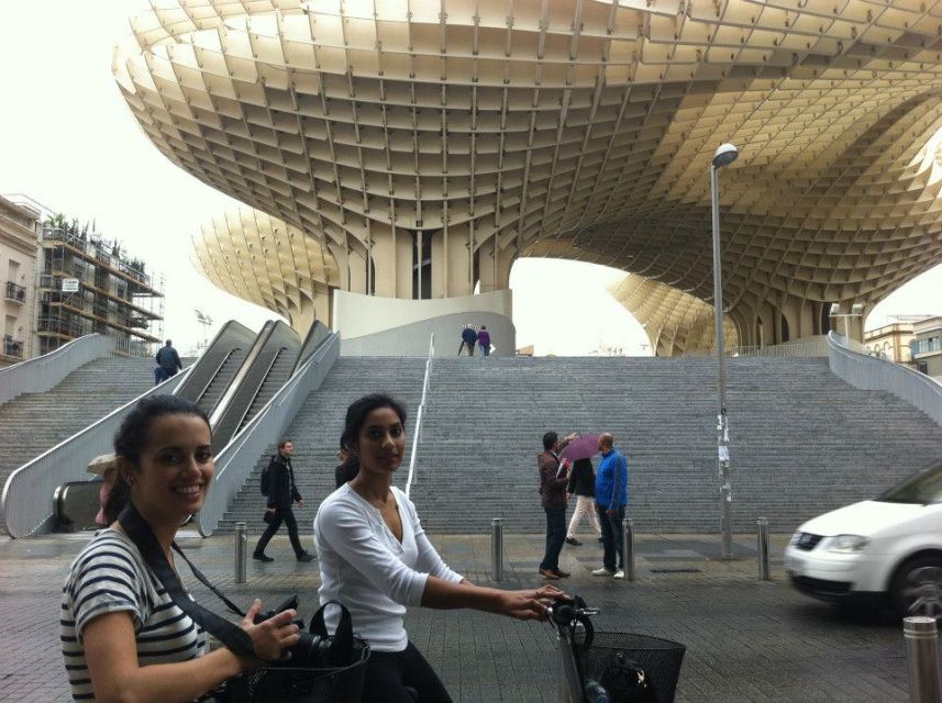 Seville: Relaxing Electric Bike tour with Tour Guide - Crossing into Triana for a different side of the city
