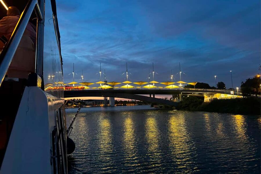 Seville: Restaurant boat ride on the Guadalquivir River with lunch/dinner - Unlimited drinks, with one clear limit