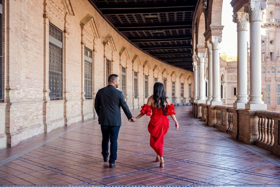 Seville: Romantic photoshoot for Couples - Meeting your photographer and finding the right corners