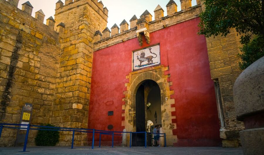 Seville: Royal Alcázar Skip-the-Line Tour by Local Experts - Why a 90-minute guided visit works well at the Alcázar