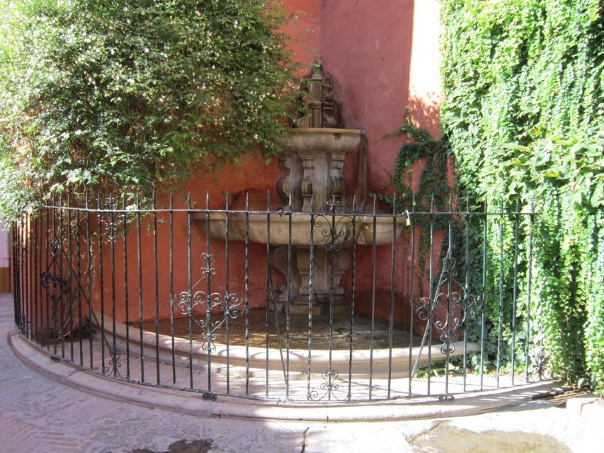 Seville: Santa Cruz Old Jewish Quarter Walking Tour - Key points at a glance