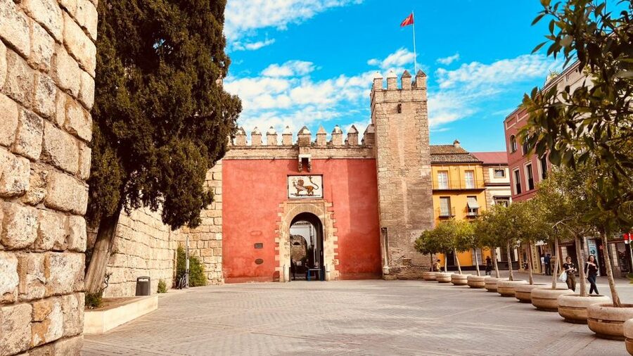 Seville: Skip-the-Line Royal Alcázar Guided Tour - Guide quality and the pace of the visit