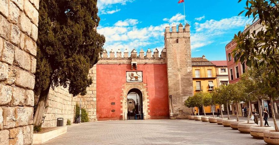 Seville: Skip-the-Line Royal Alcázar Guided Tour - Meeting at Calle Francos and getting started