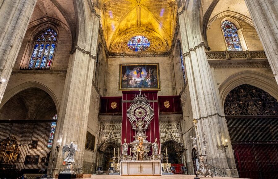 Seville: Small-Group Cathedral and Giralda Tour with Tickets - Finding the fountain at Plaza Virgen de los Reyes