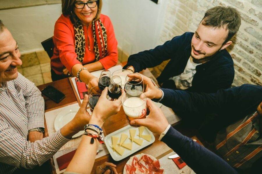 Seville: Small Group Jewish Quarter Tour with Tapas & Drinks - The tapas meal: three courses, two drinks, one toast
