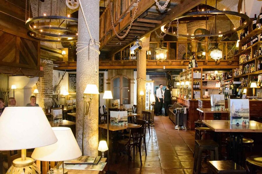 Seville: Tapas Dinner and Flamenco Show - A 20-meter walk to the tablao
