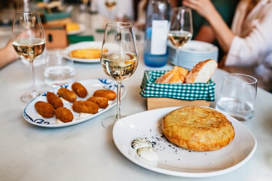 Seville: Tapas, Taverns and History Guided Walking Tour - The guides make the difference