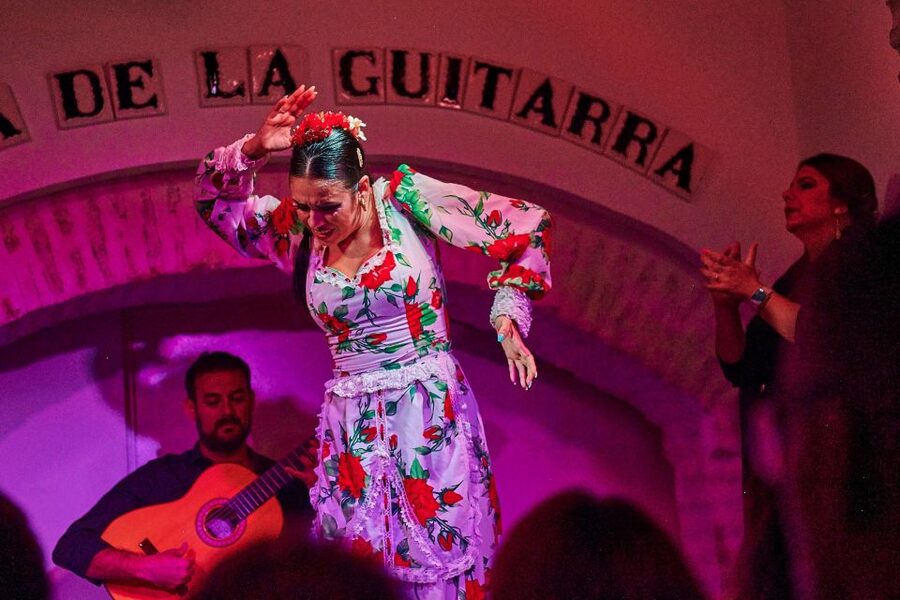 Seville: Ticket to Flamenco Show at La Casa de la Guitarra - How to plan the evening in Santa Cruz