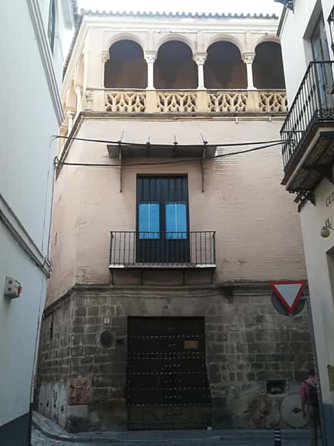 Seville: Tiny-Group Jewish Quarter Discovery Walking Tour - Patio de Banderas and the First Glimpse of Santa Cruz
