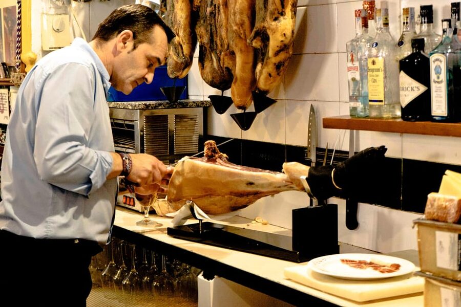 Seville: Wine and Gourmet Tapas Tour - The menu limits are important