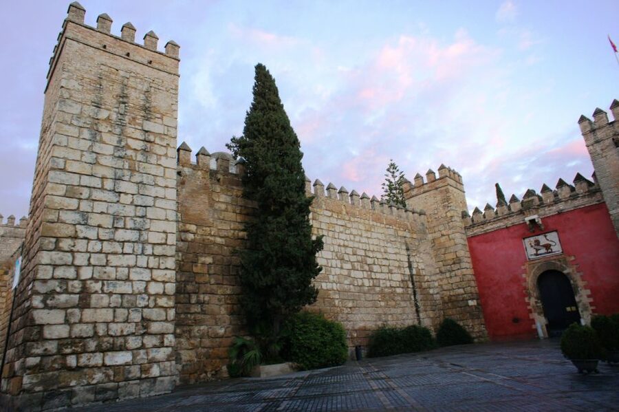 The Cultures of Seville Walking Tour - Laraña Street and the golden mile of mystery