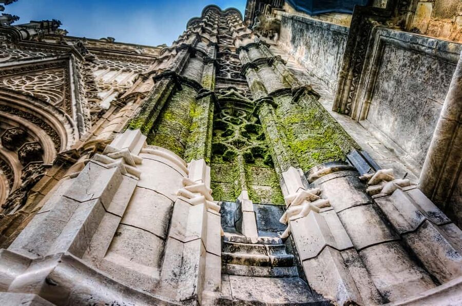 Tour Sevilla de las 3 Culturas - Entering the Jewish Quarter through Santa Cruz