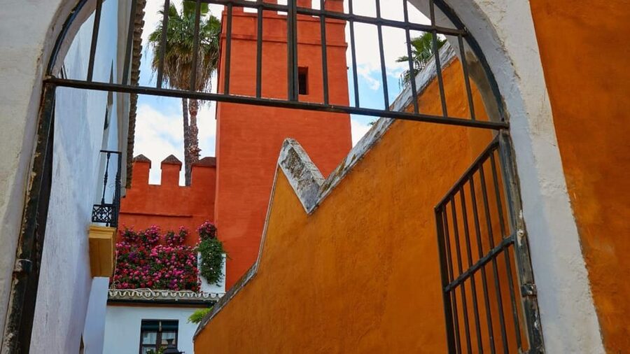 Tour Sevilla de las 3 Culturas - Arenal, Plaza del Cabildo, and the Postigo market