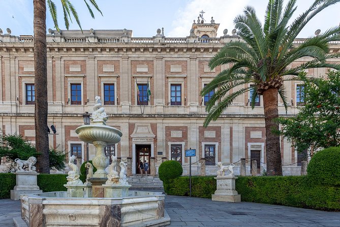 Walking tour through the monumental and historical area of Seville - El Salvador and the mosque courtyard