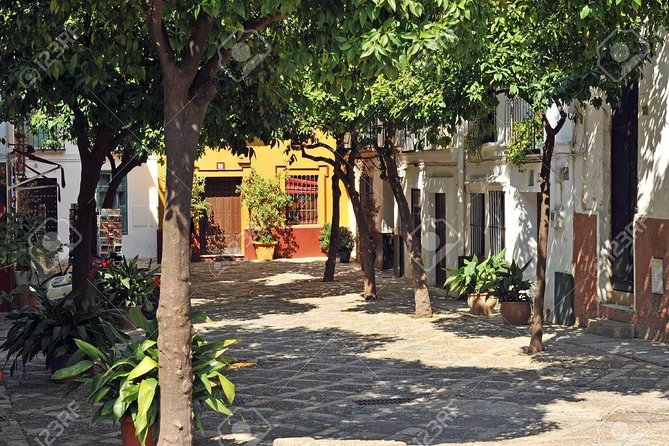 Walking tour through the old Jewish quarter of Santa Cruz. - Entering the former Jewish quarter